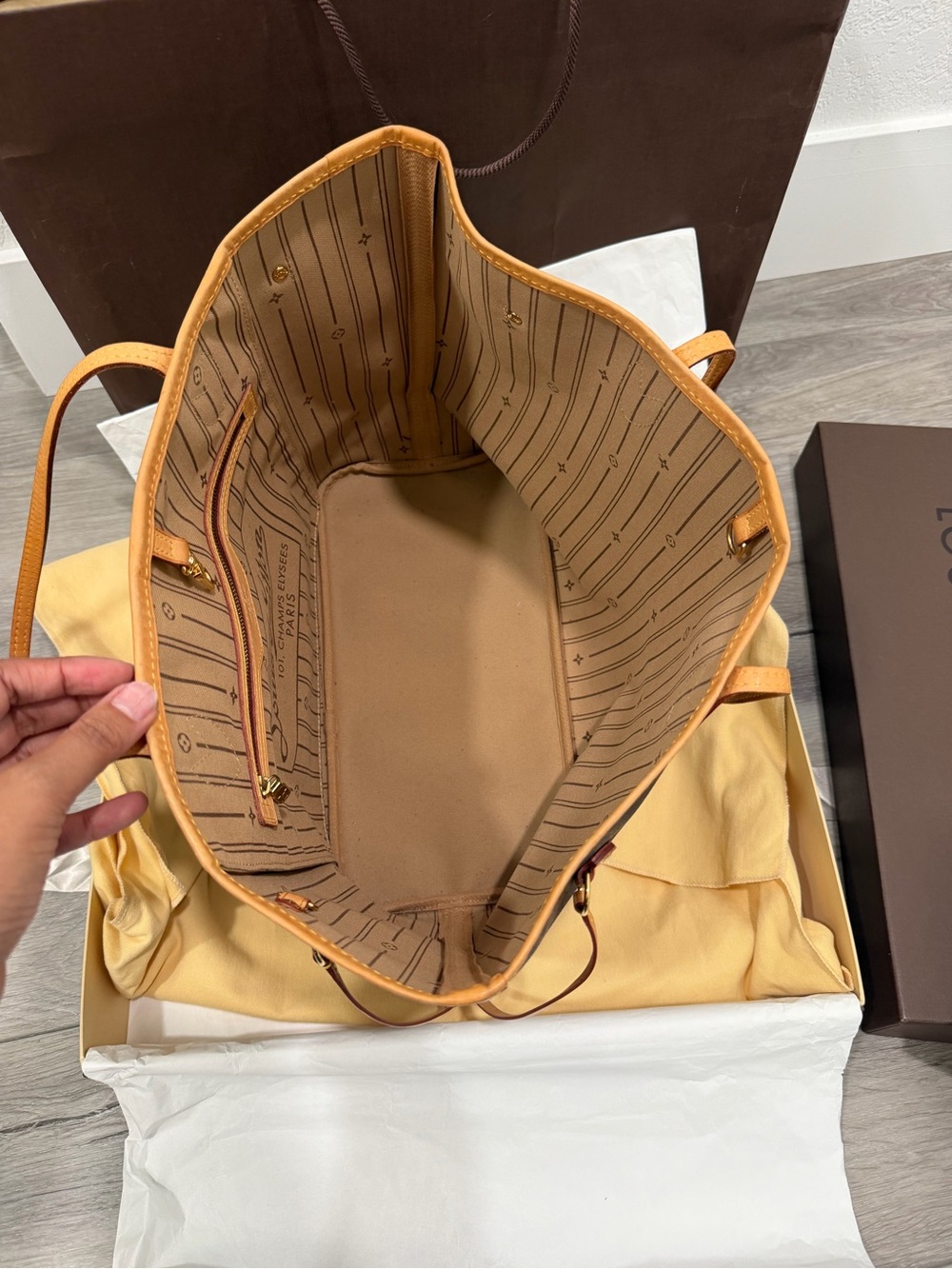 Louis Vuitton Neverfull MM tote in classic monogram canvas - Picture 8 of 14